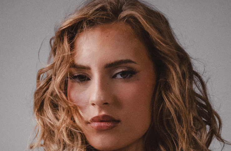 « Mâl(e) accompagnée », le nouveau single de Léa Doffey